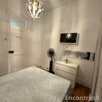 Quartos disponíveis 24 horas . 200 euros semanal 35 diária
