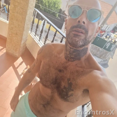 Latino peludo e masculino