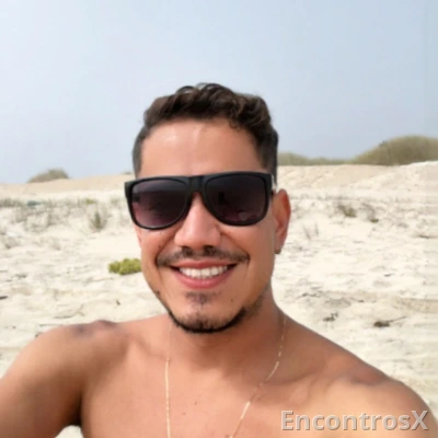 Jovem discreto e muito envolvente pronto para um encontro