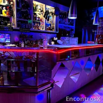 Bar com quartos disponíveis