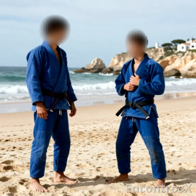 Lutadores reais de Jiu-Jitsu em viagem passando pela cidade.