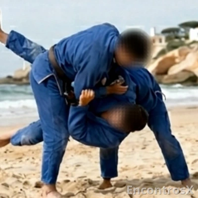 Lutadores reais de Jiu-Jitsu em viagem passando pela cidade.