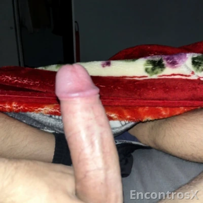 Homem que quer dar atenção a uma mulher necessitada