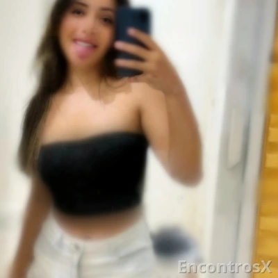 Miúda pequenina a estrear, oral guloso e beijos.