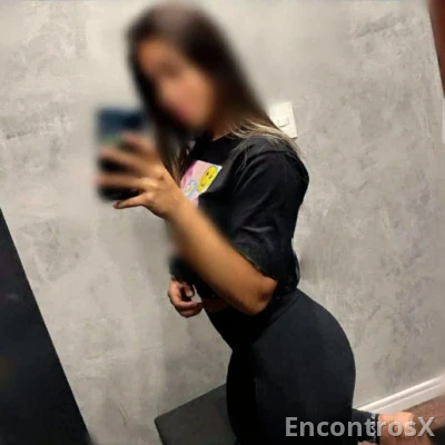 Miúda pequenina a estrear, oral guloso e beijos.
