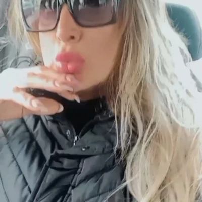 BELA MULHER TRANS PRAZER A VOTANDE TUDO NAS CALMINHAS